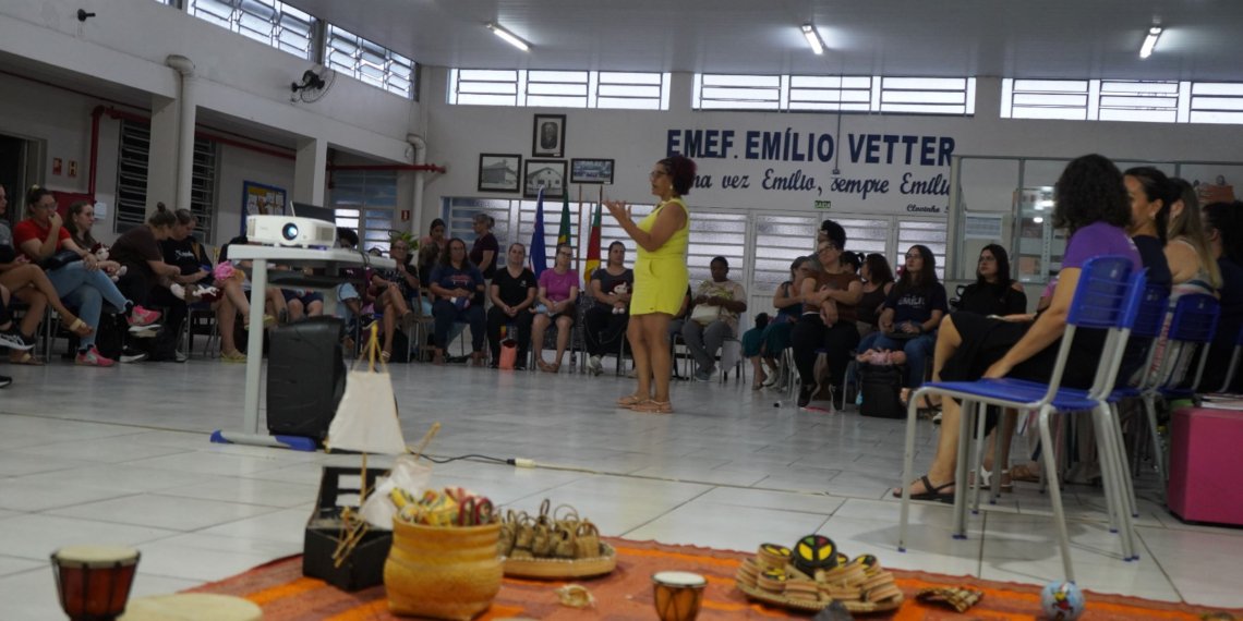 Profissionais da educação participam de roda de conversa “Descolonizando os Saberes”