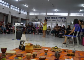 Profissionais da educação participam de roda de conversa “Descolonizando os Saberes”