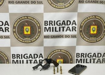 Homem é preso após ameaçar família com arma de fogo em via pública
