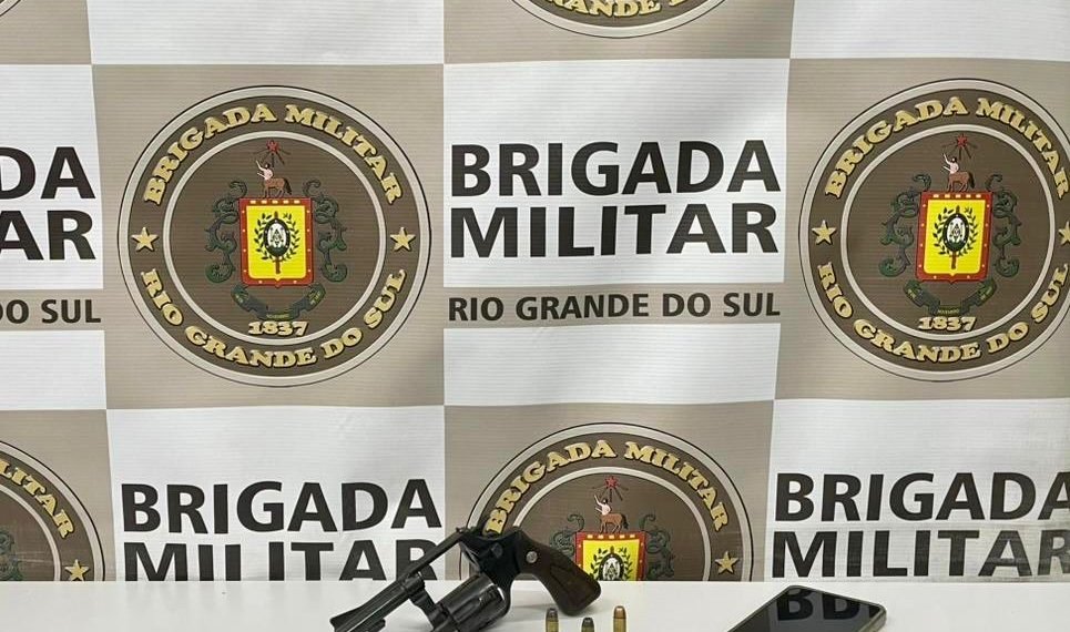 Homem é preso após ameaçar família com arma de fogo em via pública