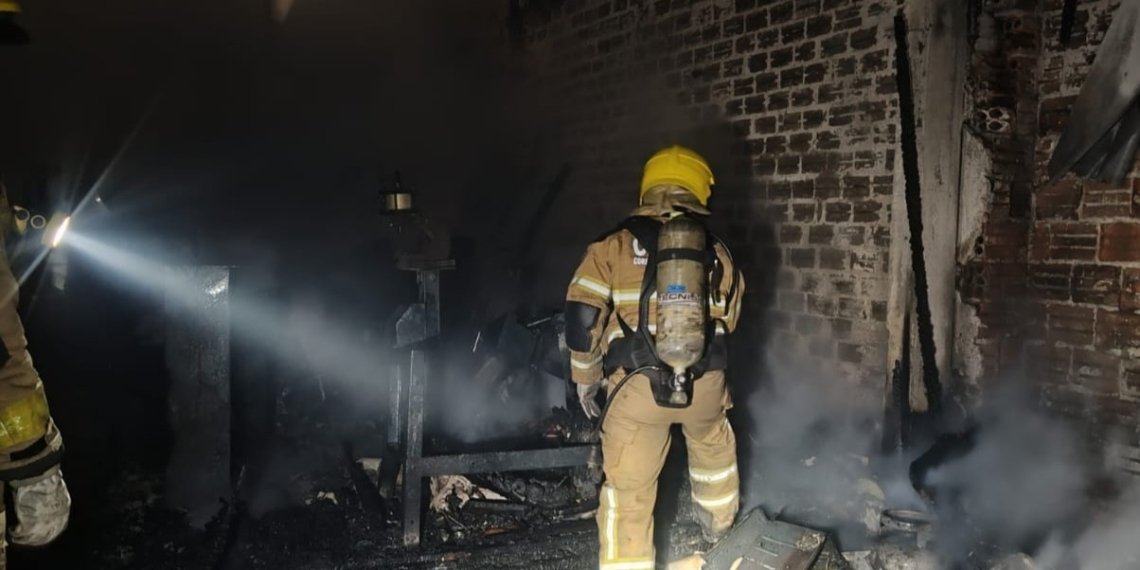 Incêndio destrói residência e ateliê no bairro Operária
