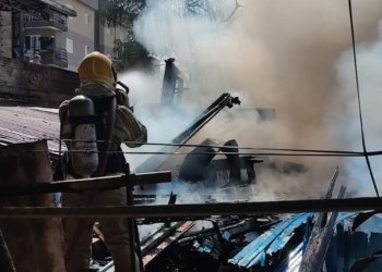 Incêndio atinge residência no bairro 25 de Julho 