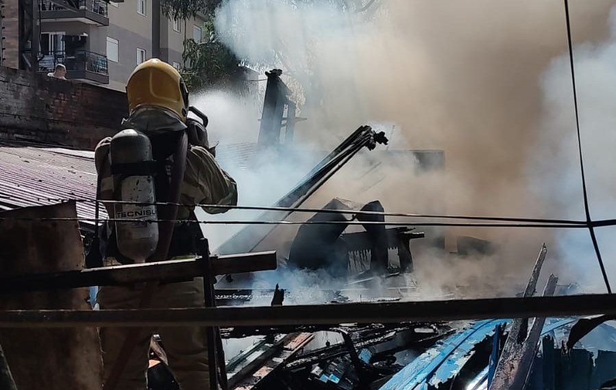 Incêndio atinge residência no bairro 25 de Julho 