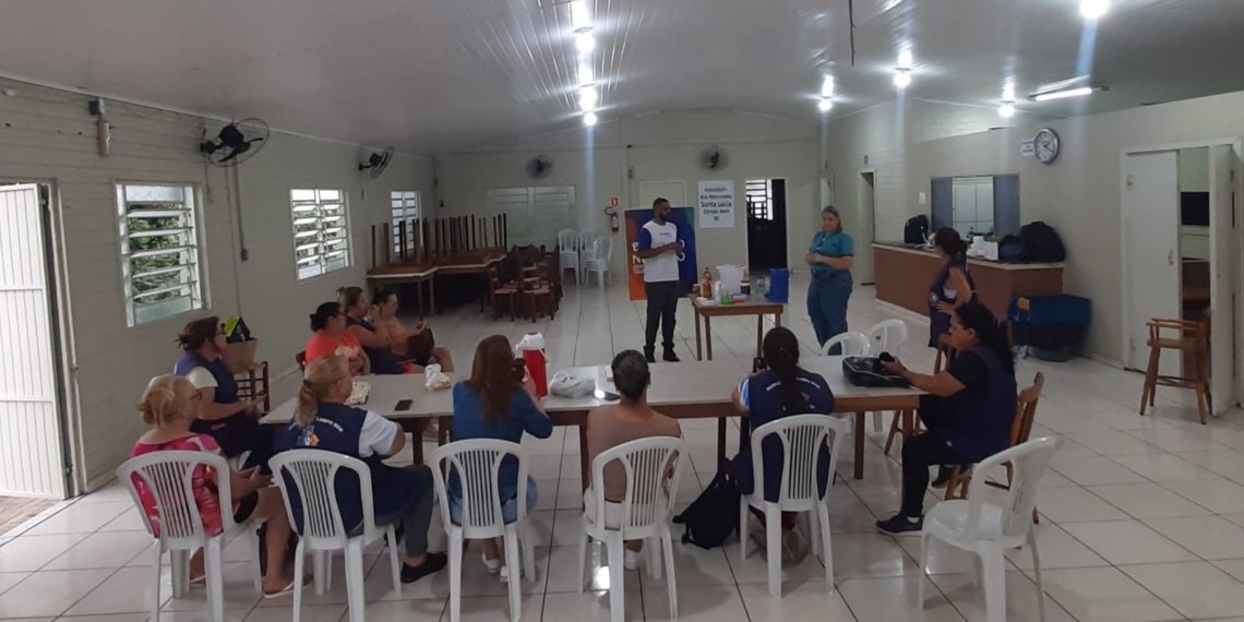 Oficina da Corsan ensina produção de sabão ecológico em Campo Bom