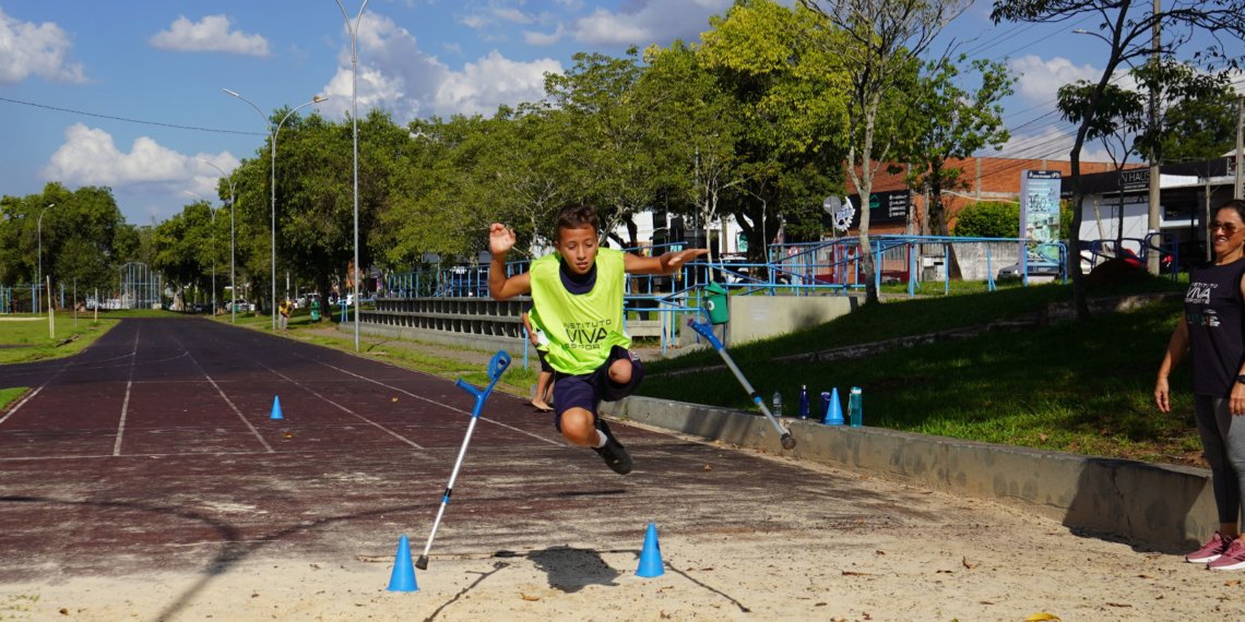 Estudantes da rede municipal participam do projeto de atletismo inclusivo