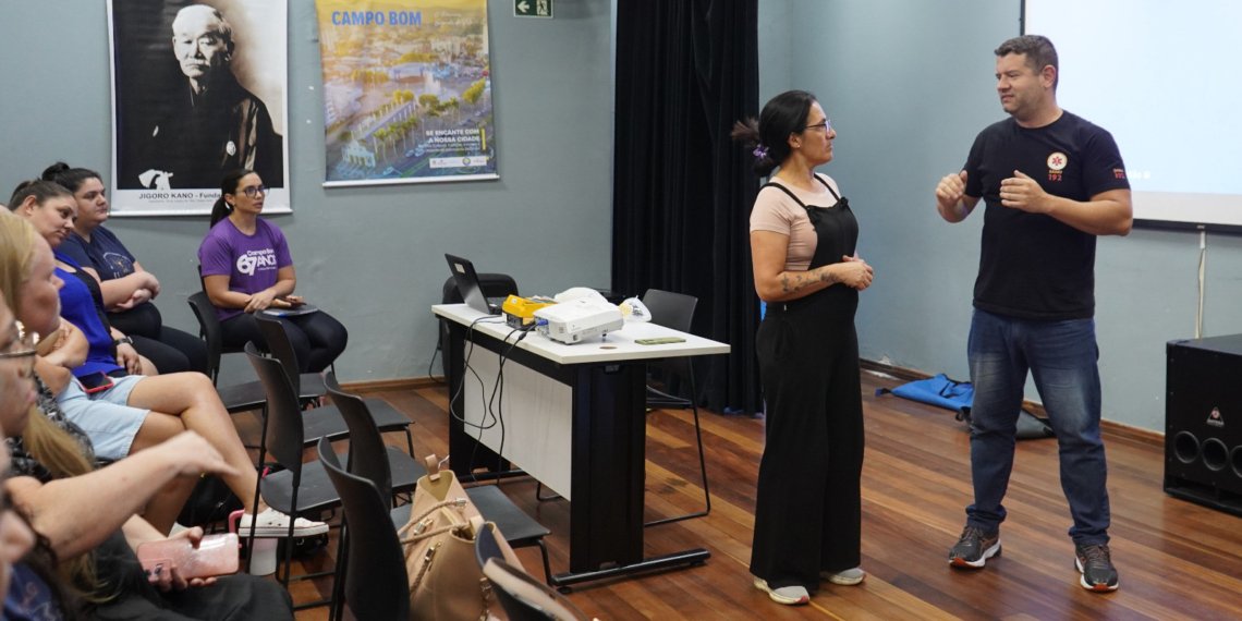 Profissionais da educação participam de capacitação em primeiros socorros 
