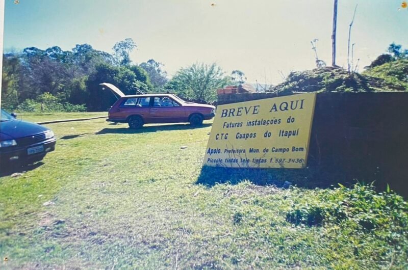 Placa de anúncio da construção do galpão