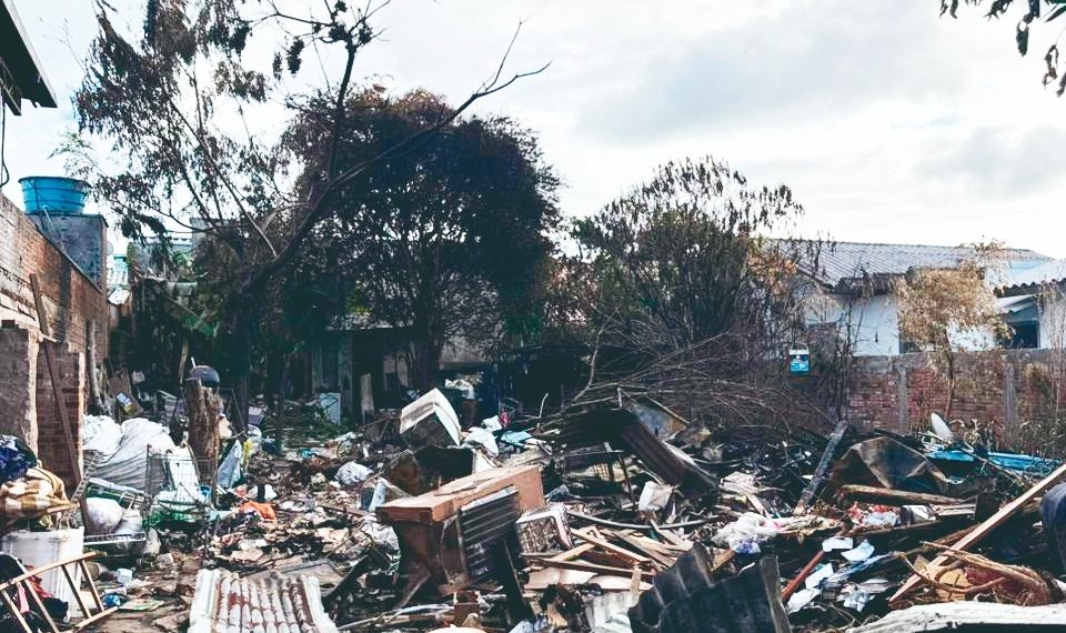 Aos 89 anos, seu Aladio perdeu a casa em incêndio e precisa de ajuda para recomeçar