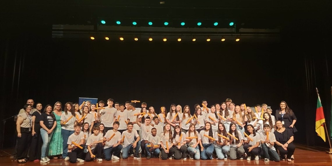 Estudantes da rede municipal participam do #QualificaJovem e se preparam para o mercado de trabalho