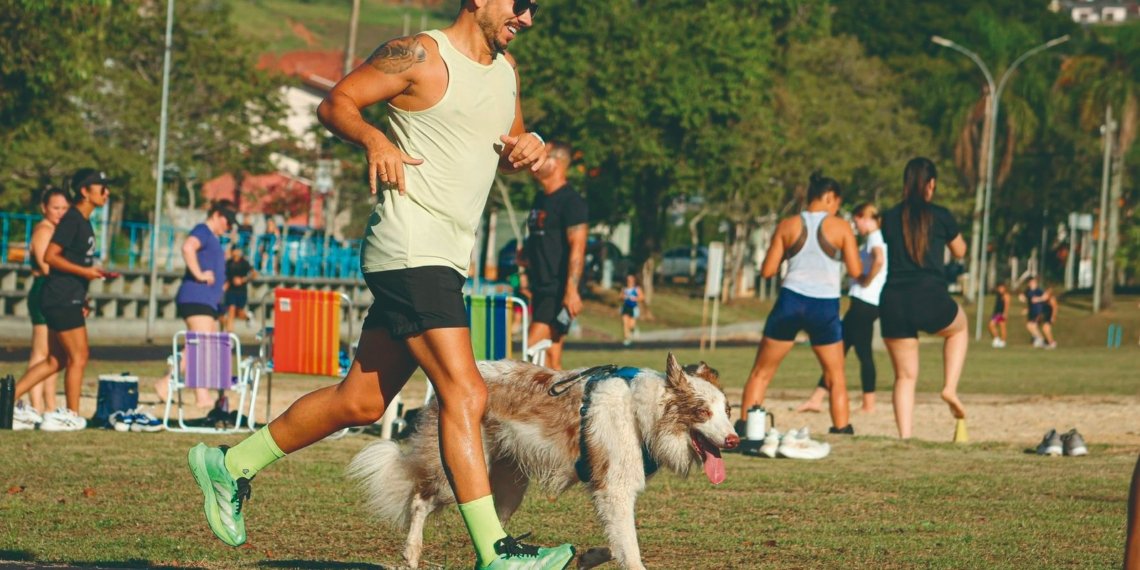 Entre passos e patas: a inspiradora história de conexão entre o atleta Maykel e seu cão Johnnie