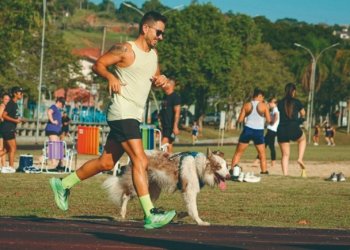 Entre passos e patas: a inspiradora história de conexão entre o atleta Maykel e seu cão Johnnie