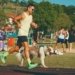 Entre passos e patas: a inspiradora história de conexão entre o atleta Maykel e seu cão Johnnie
