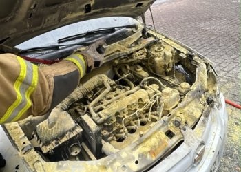 Carro é destruído por incêndio após colisão na Avenida Brasil