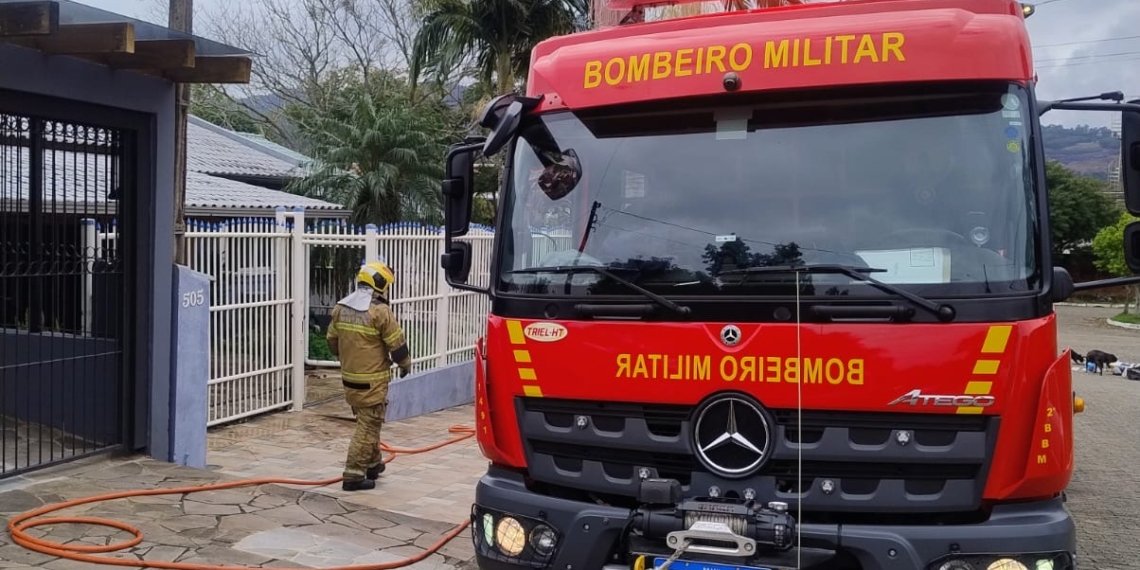 Incêndio danifica residência no bairro Imigrante Norte e três cães são resgatados