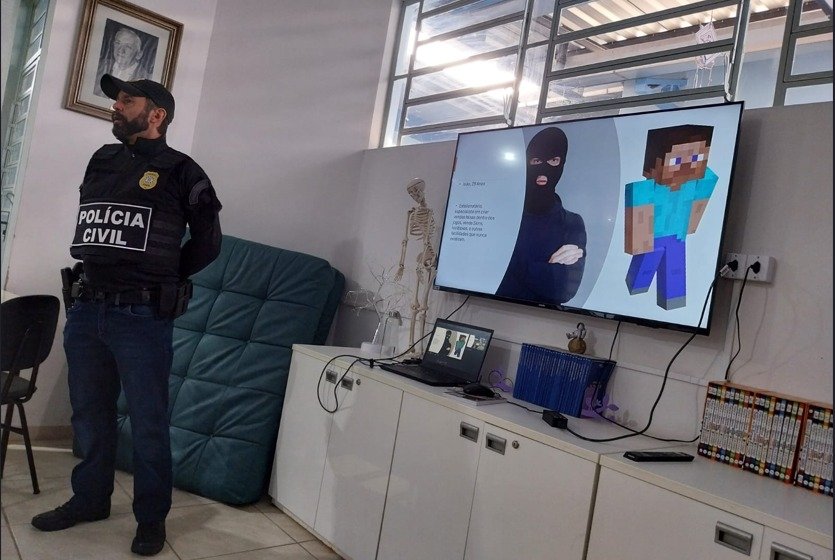 Polícia Civil orienta estudantes sobre riscos dos jogos digitais em palestra em Campo Bom