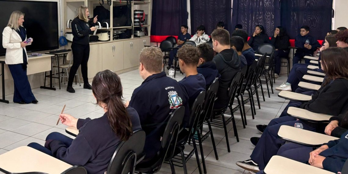 Polícia Civil leva debate sobre violência contra a mulher à Feira de Ciências da EMEF 25 de Julho