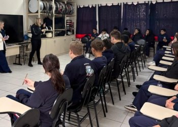 Polícia Civil leva debate sobre violência contra a mulher à Feira de Ciências da EMEF 25 de Julho