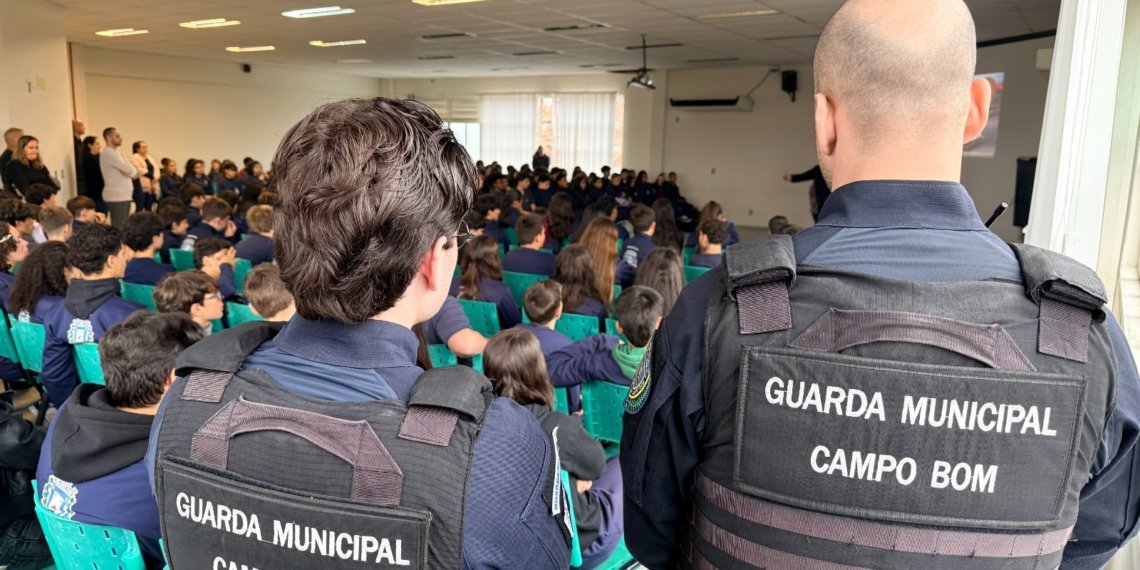 Estudantes da Escola Integral Cívico-Cidadã Cei assistem palestra de conscientização no trânsito