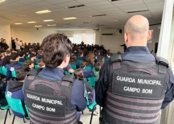 Estudantes da Escola Integral Cívico-Cidadã Cei assistem palestra de conscientização no trânsito