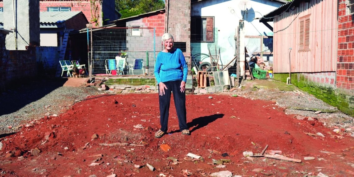 Após incêndio no Dia das Mães, família faz rifa para reconstruir casa de idosa no bairro Aurora