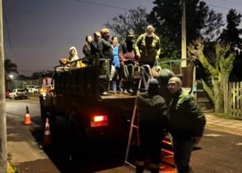 Rio dos Sinos ultrapassa 7,4 metros e primeira família é removida na Barrinha