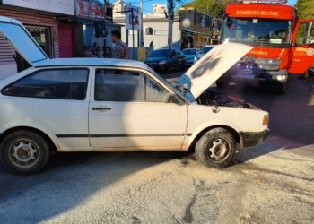 Incêndio em veículo mobiliza populares no Centro de Campo Bom
