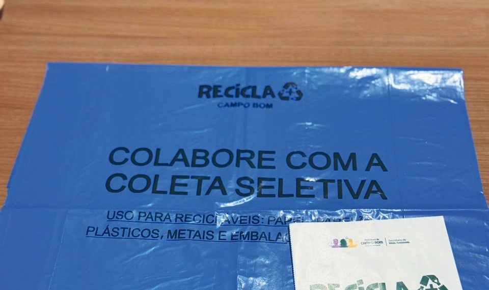 Saco azul chama a comunidade campo-bonense para contribuir com a coleta seletiva do lixo
