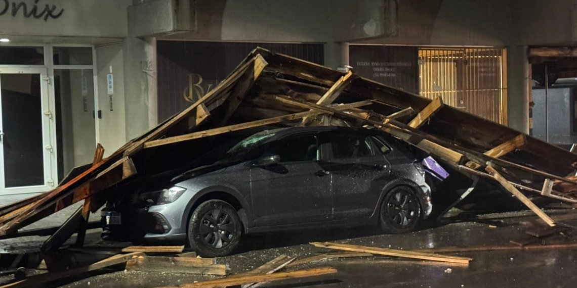 Temporal provoca queda de andaimes, destelhamentos, árvores caídas e falta de energia em Campo Bom