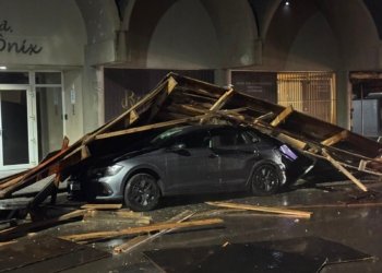 Temporal provoca queda de andaimes, destelhamentos, árvores caídas e falta de energia em Campo Bom