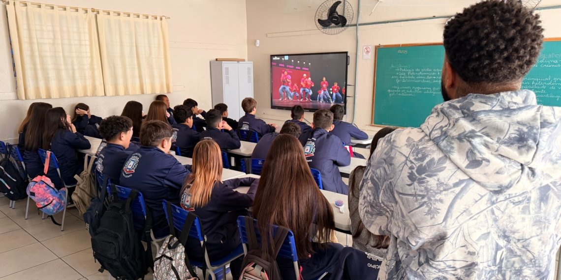 Estudantes das escolas municipais participam de oficina de Danças Urbanas com o projeto “Do Passo ao Palco”