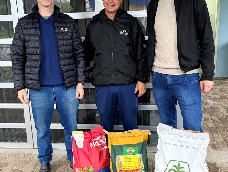 Emater de Campo Bom distribui sementes de milho a agricultores familiares locais