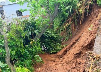 Área onde casa desabou no Santa Lúcia apresenta risco de novos desmoronamentos