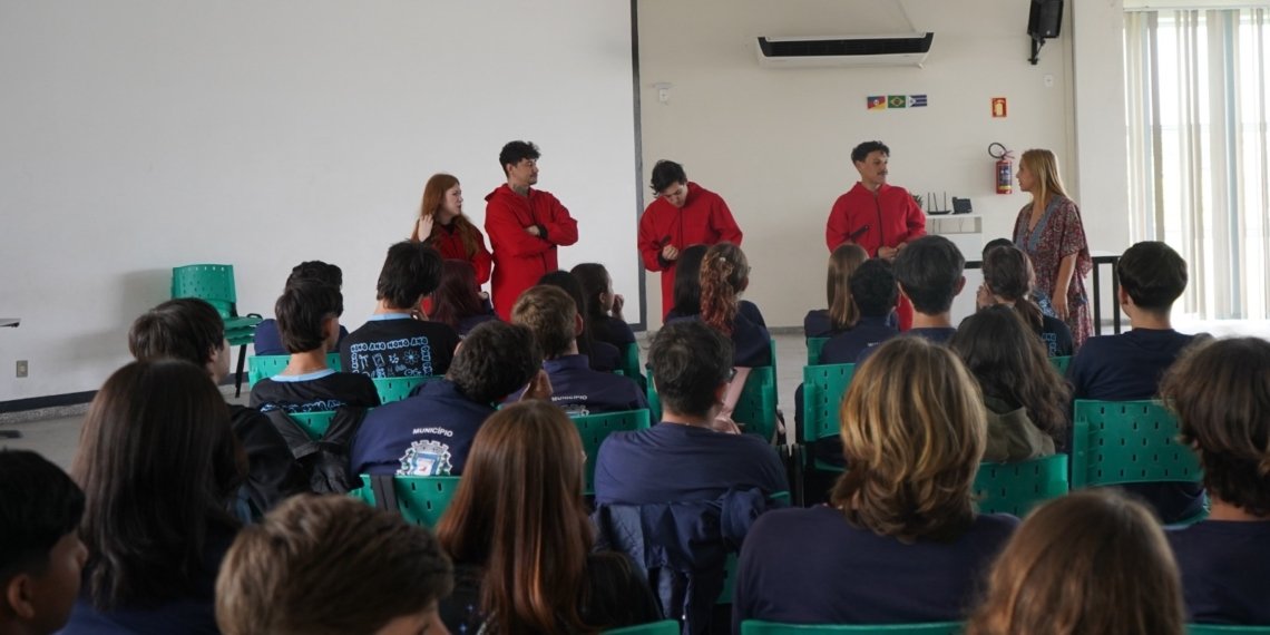 Estudantes de 8º e 9º anos assistem esquetes teatrais sobre o uso de cigarro eletrônico e consumo de energéticos com álcool