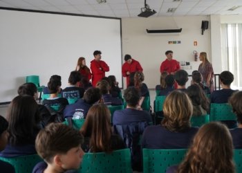 Estudantes de 8º e 9º anos assistem esquetes teatrais sobre o uso de cigarro eletrônico e consumo de energéticos com álcool