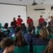 Estudantes de 8º e 9º anos assistem esquetes teatrais sobre o uso de cigarro eletrônico e consumo de energéticos com álcool